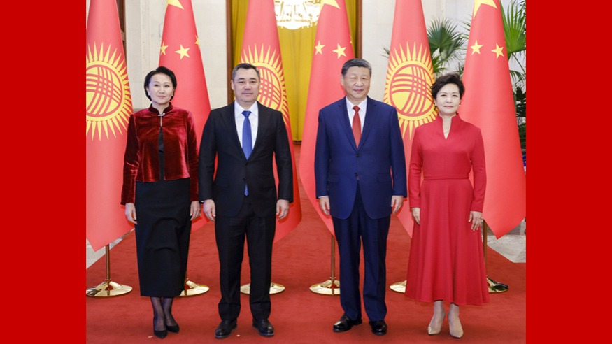 来考察不同